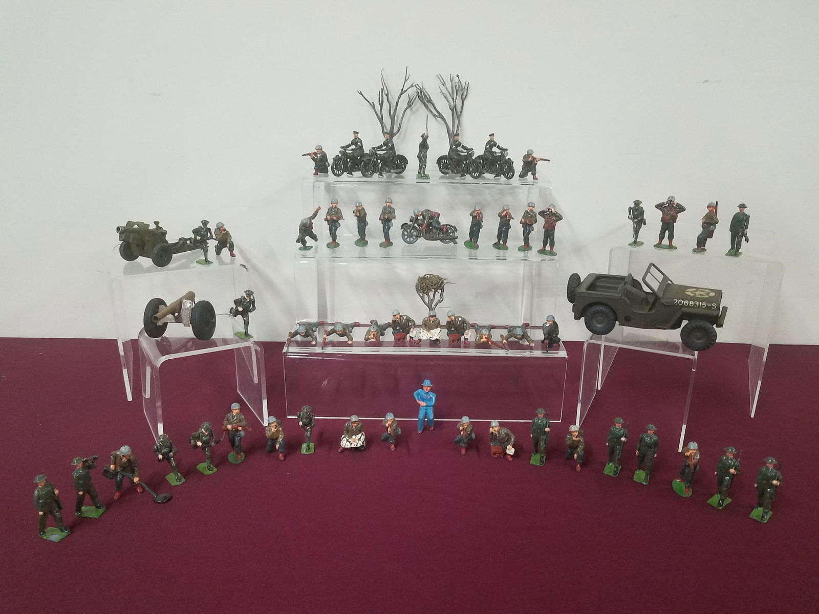 57 Pcs Britains Soldiers and Accessories (1 of 4)