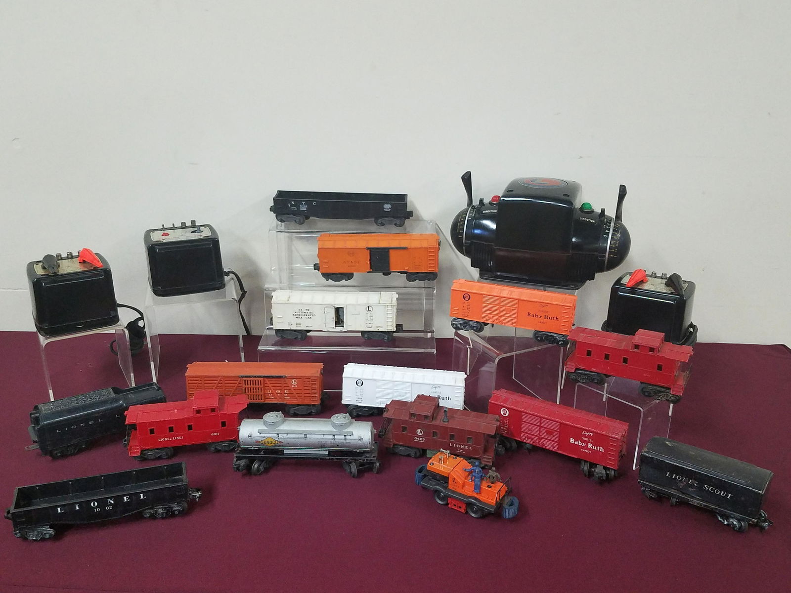 19 Pcs Lionel Trains and Transformers (1 of 5)