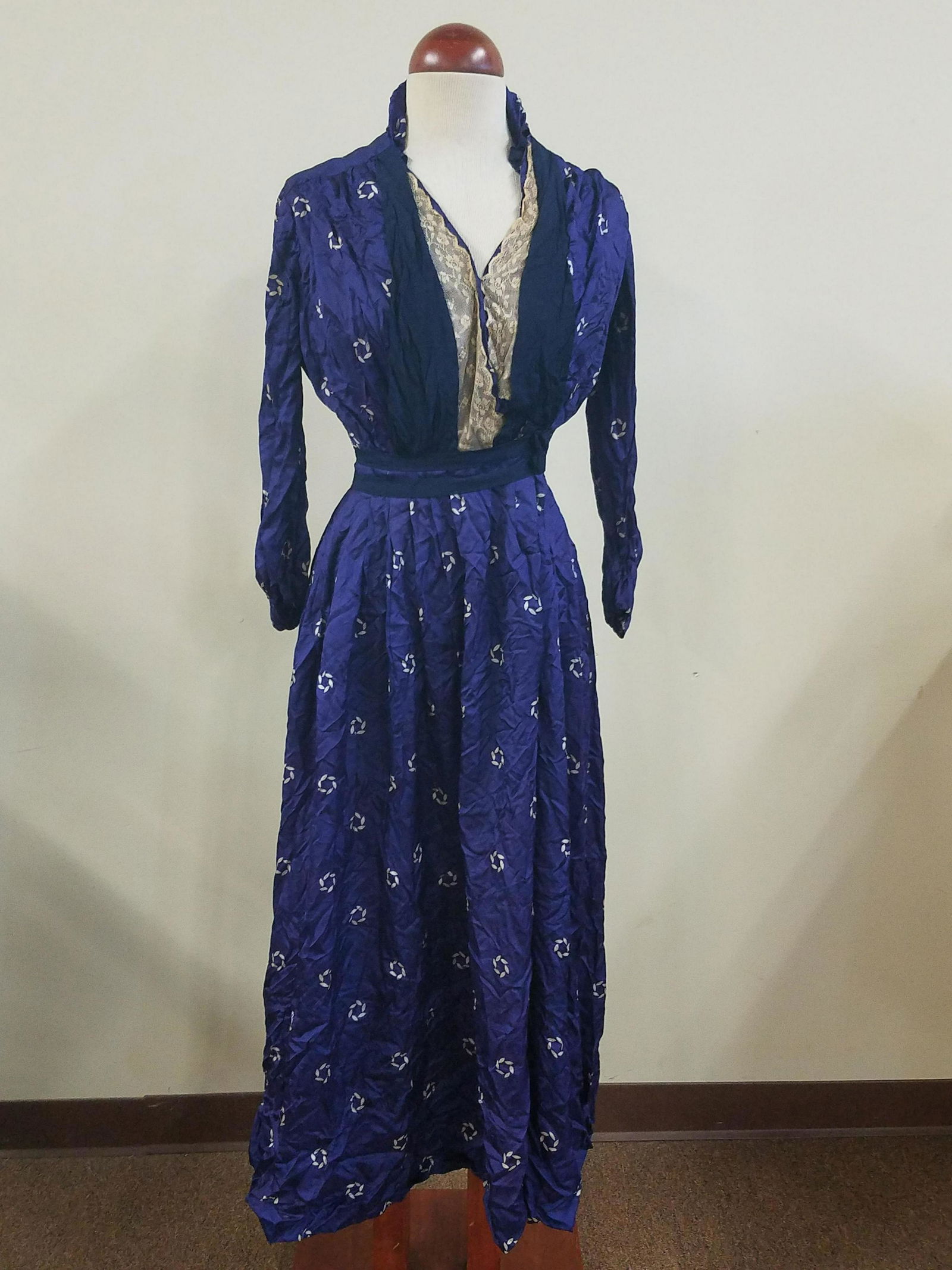 3 Pcs Antique Womens Clothing (1 of 7)