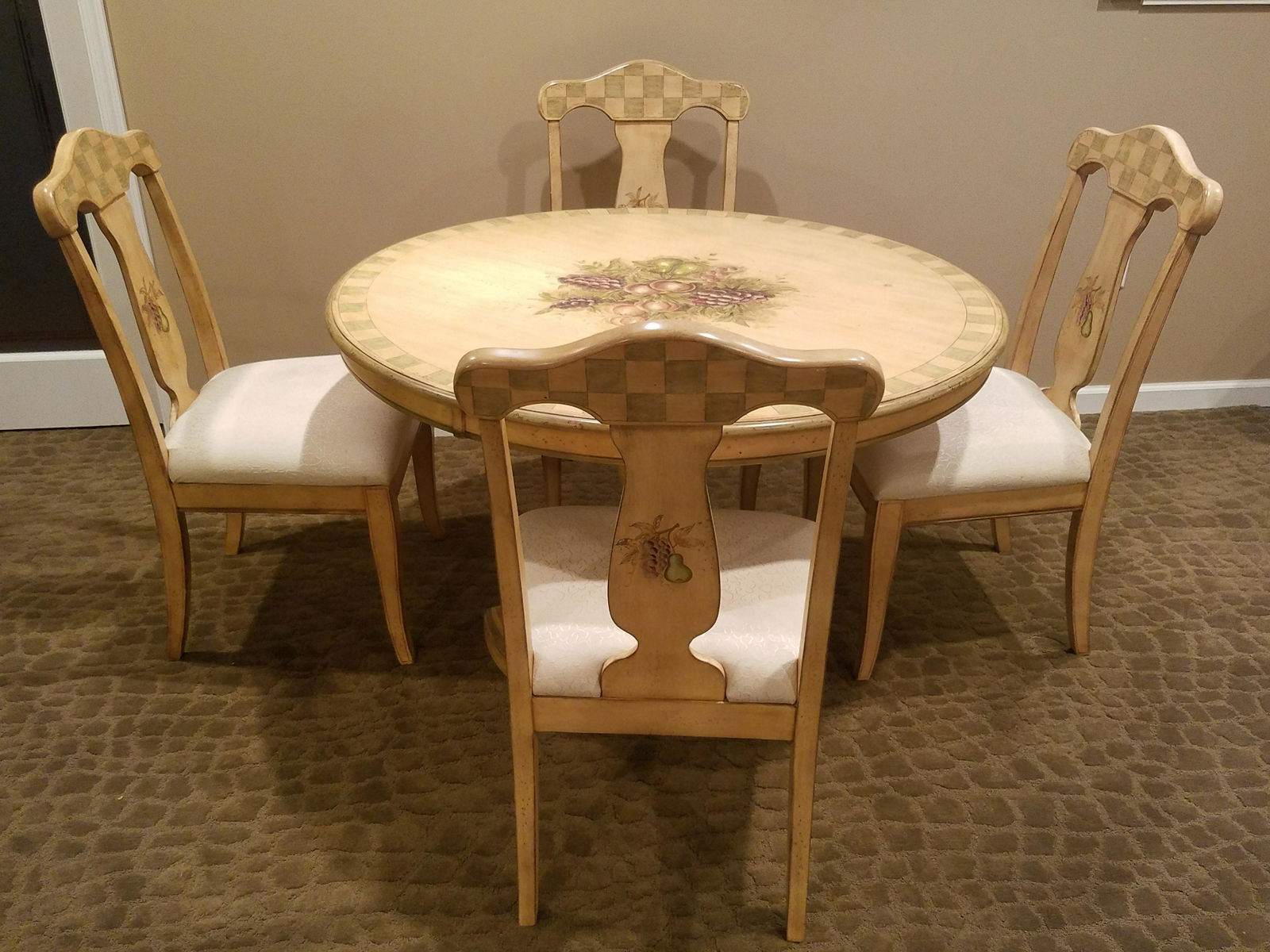 Bassett Dining Table with 4 Chairs (1 of 4)