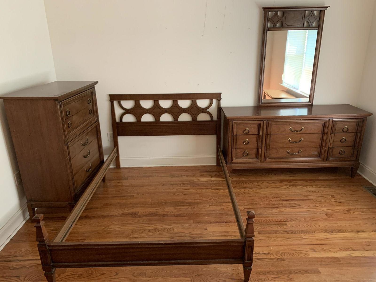 3 Pc Dixie Bedroom Suite (1 of 7)