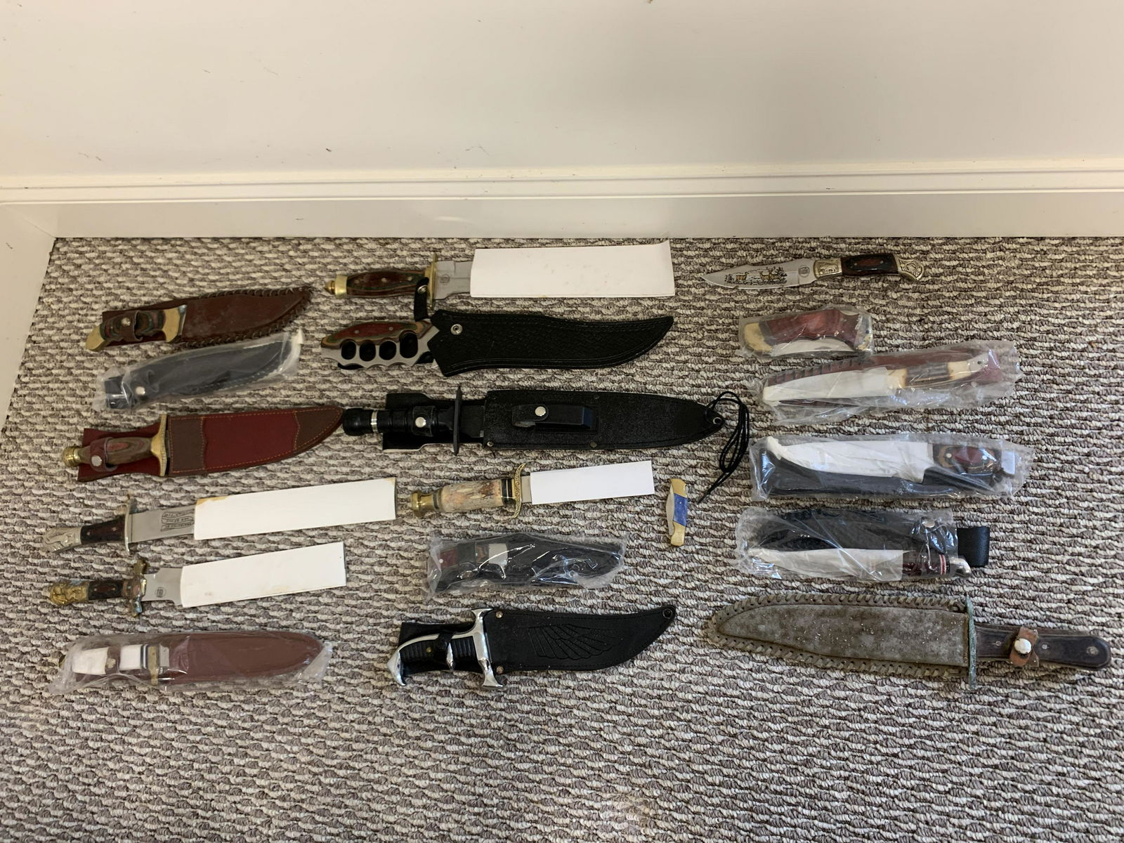 19 Pcs Sheath and Hunting Knives (1 of 8)