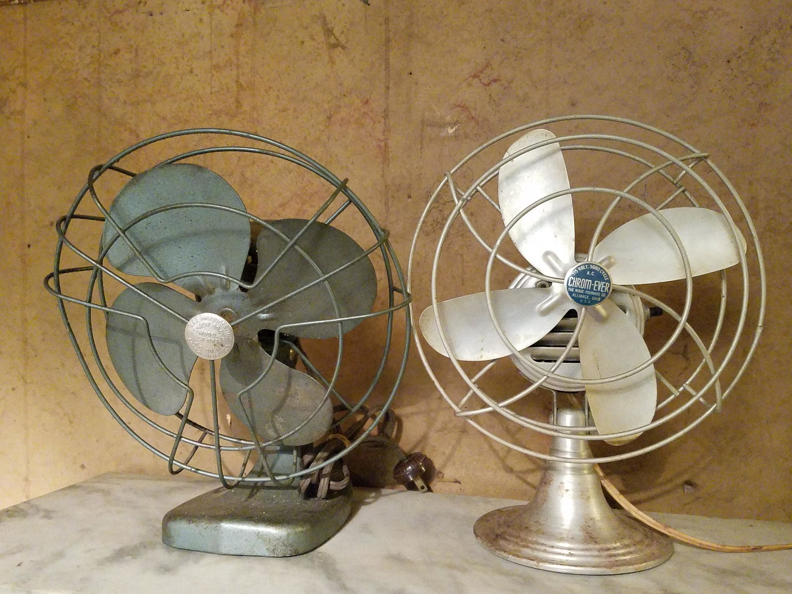 2 Table Top Fans incl Chrom-ever (1 of 3)