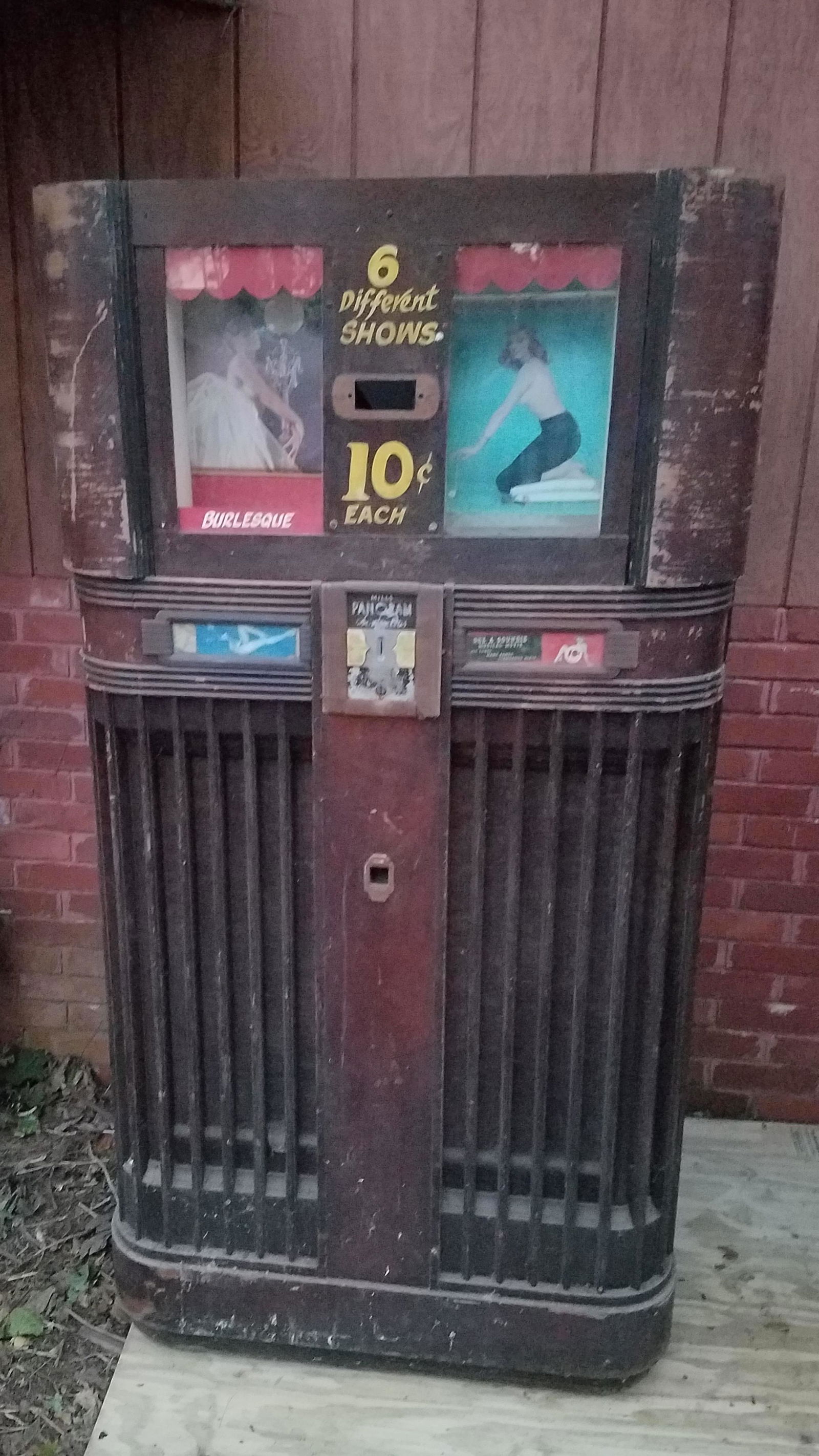 Mills Burlesque 10 Cent Machine (1 of 12)