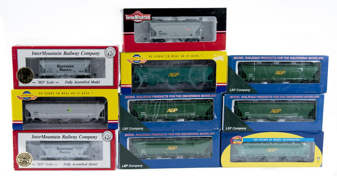 10 HO Modern 2 & 3 Bay Covered Hoppers (1 of 2)