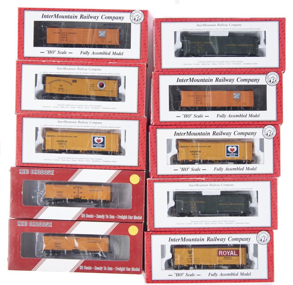 10 HO InterMountain / Red Caboose 40' Reefers: DESCRIPTION: Ten Wood & Steel 40' Reefer Cars from InterMountain / Red Caboose. INTERMOUNTAIN 45512-14 & 45512-19 PFE Express (Green) 40' Steel Sided Ice Bunker Reefers, 45524-08 & 45524-12 Morrell 40