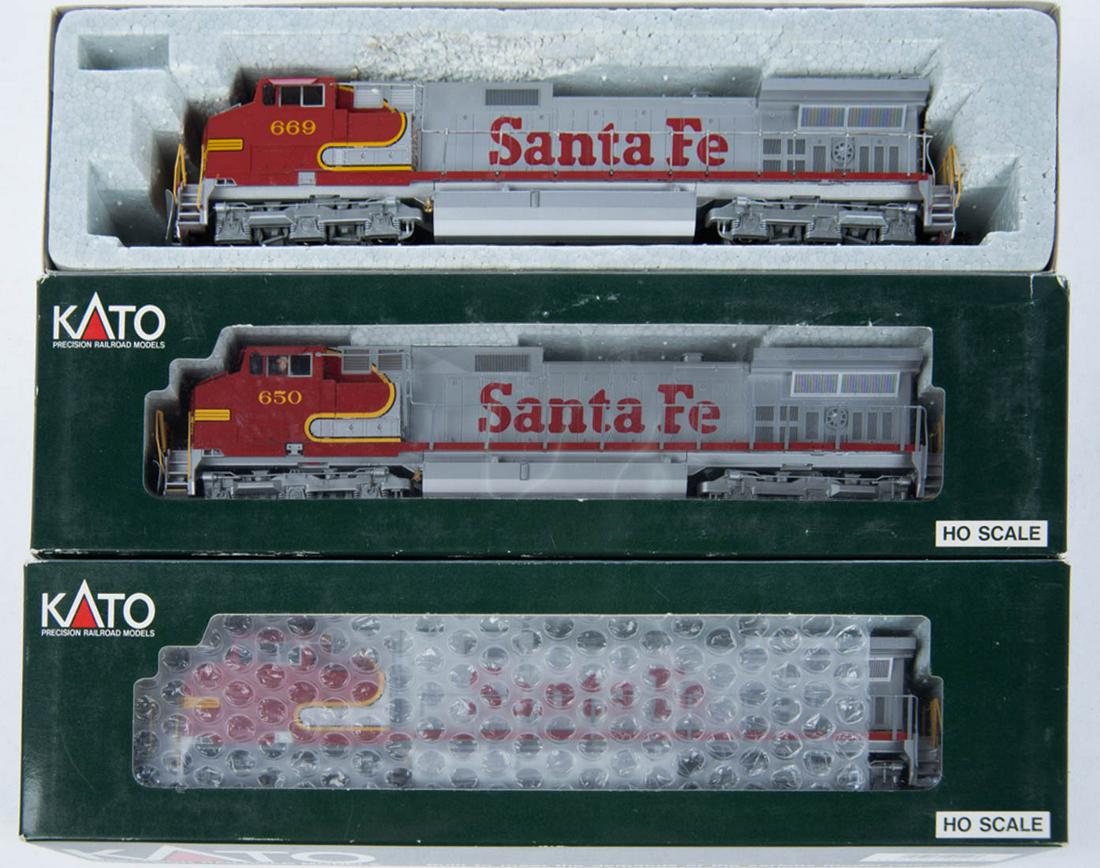 3 HO KATO Santa Fe Warbonnet Dash 9 Diesel Locos: DESCRIPTION: Three Kato DCC ready SANTA FE C44-9W "Dash 9" Diesels. KATO 37-1204, 37-6157 & 37-1208. CONDITION: LIKE New pre-owned in good condition. Light corner box wear.