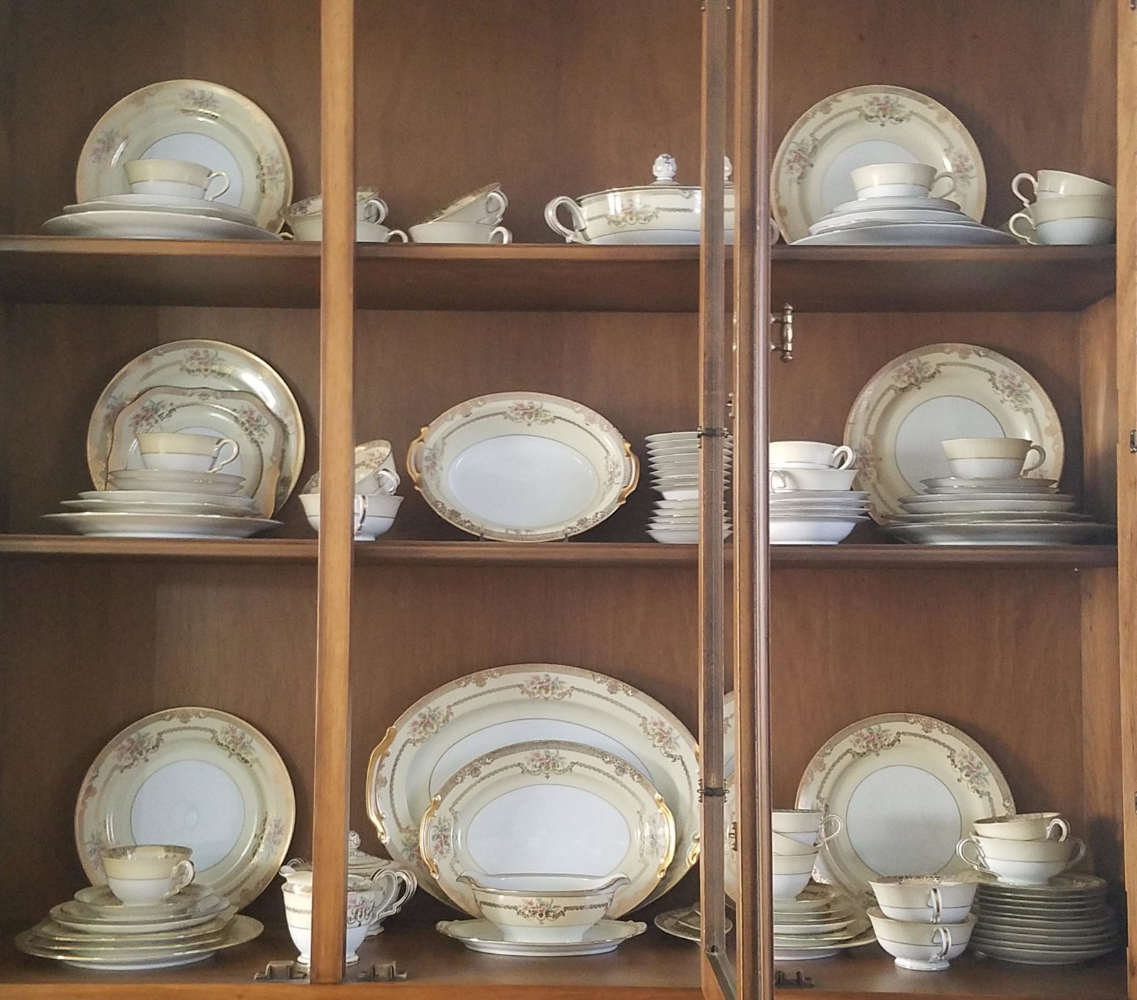 103 Noritake "Gold Fleur" China: Various sizes. US design patented 117702.