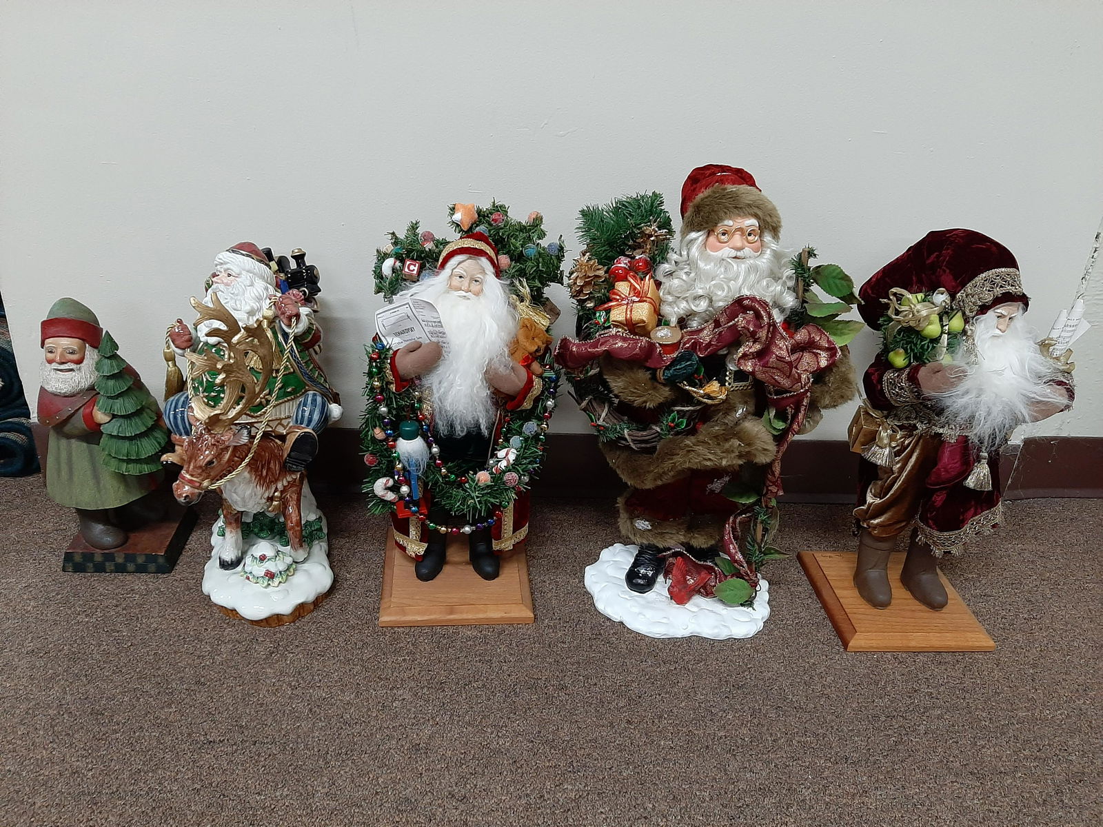5 Santa Claus Figures (1 of 2)