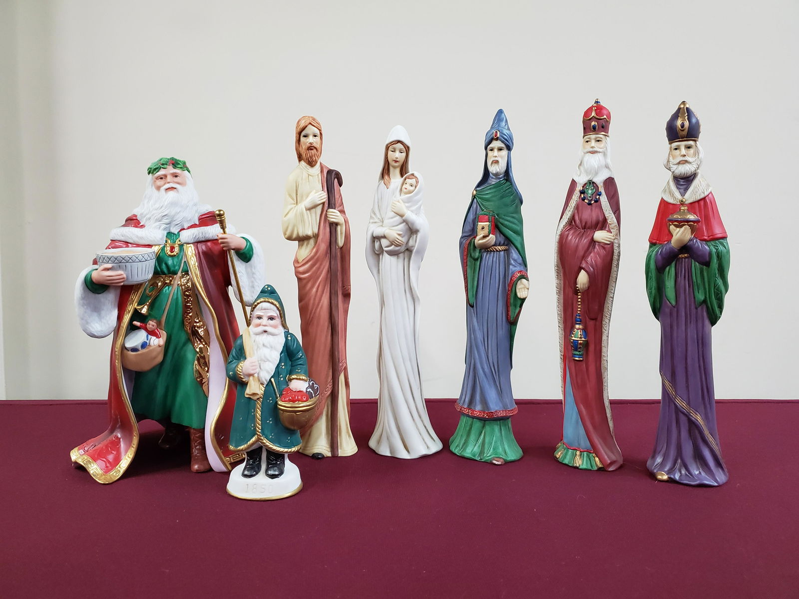 7 Ceramic Santa Figurines (1 of 3)
