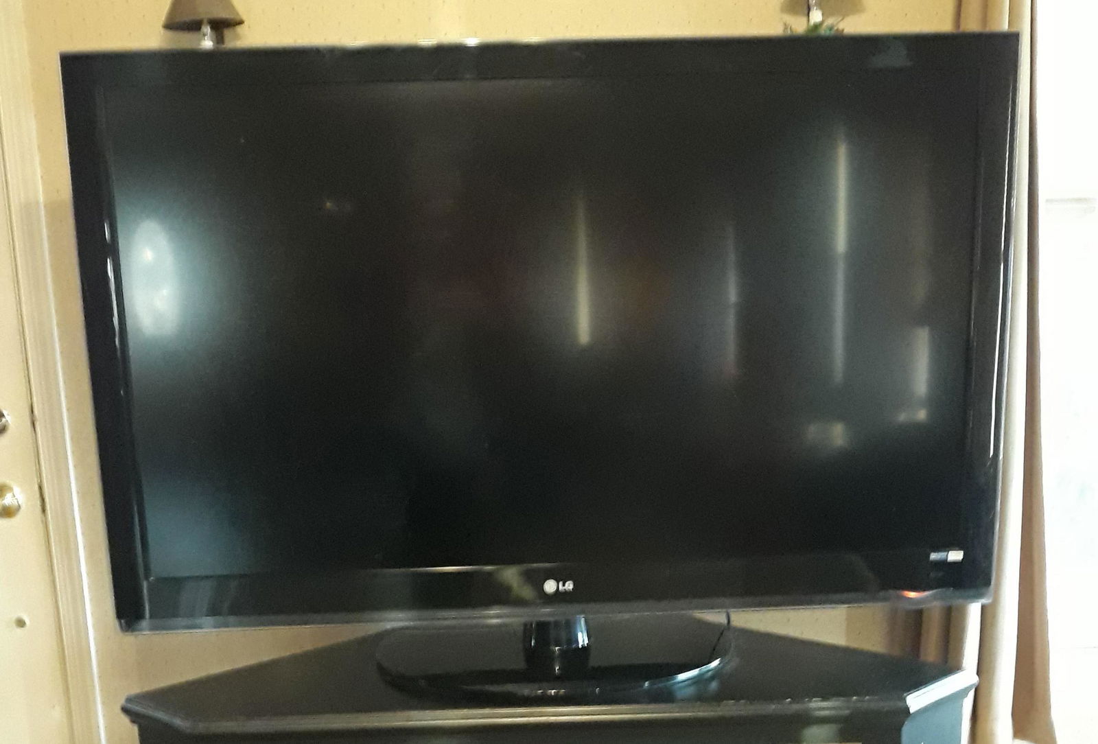 LG Flat Screen TV (1 of 1)