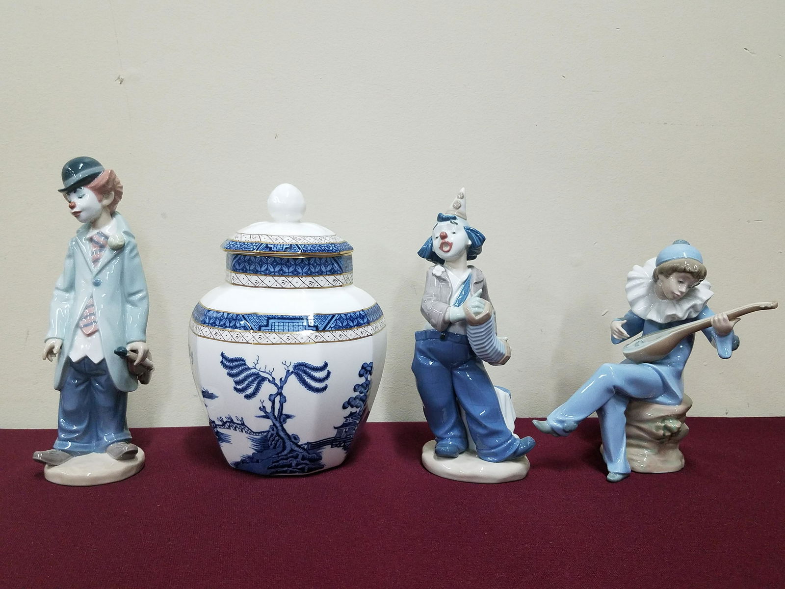 4 Pcs Lladro, Nao and Royal Doulton (1 of 7)
