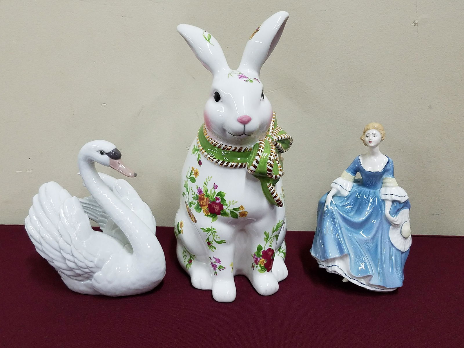 3 Pcs incl. Lladro, Royal Doulton and Royal Albert (1 of 6)