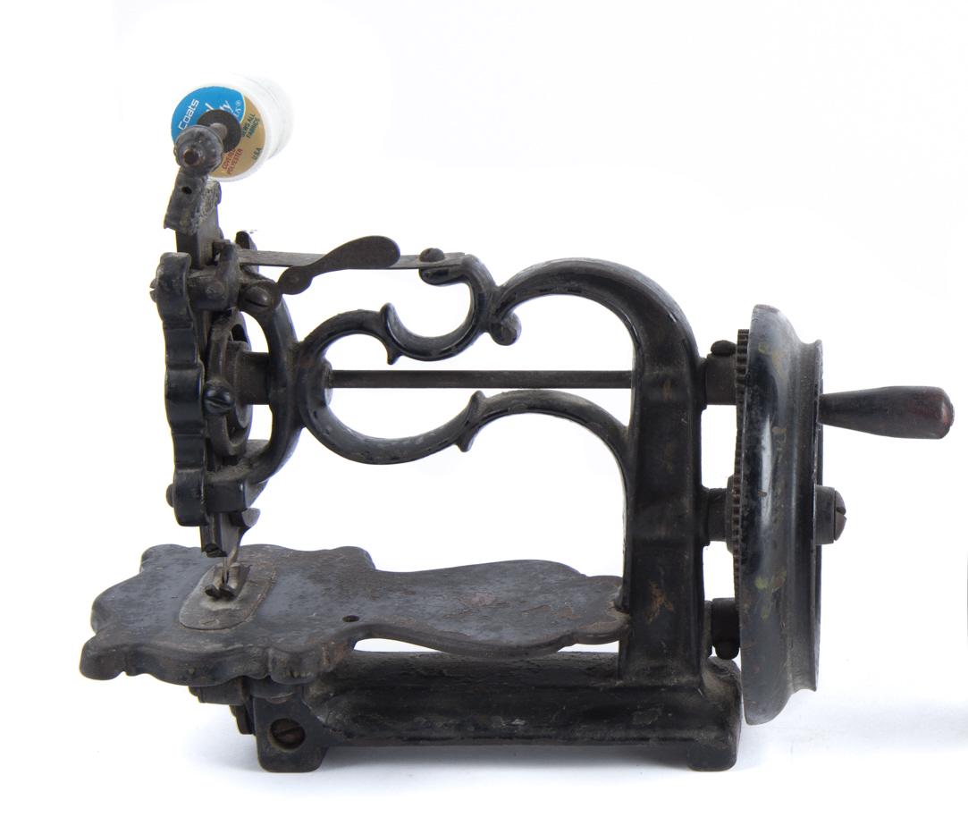 Cast Iron Toy Sewing Machine (1 of 3)