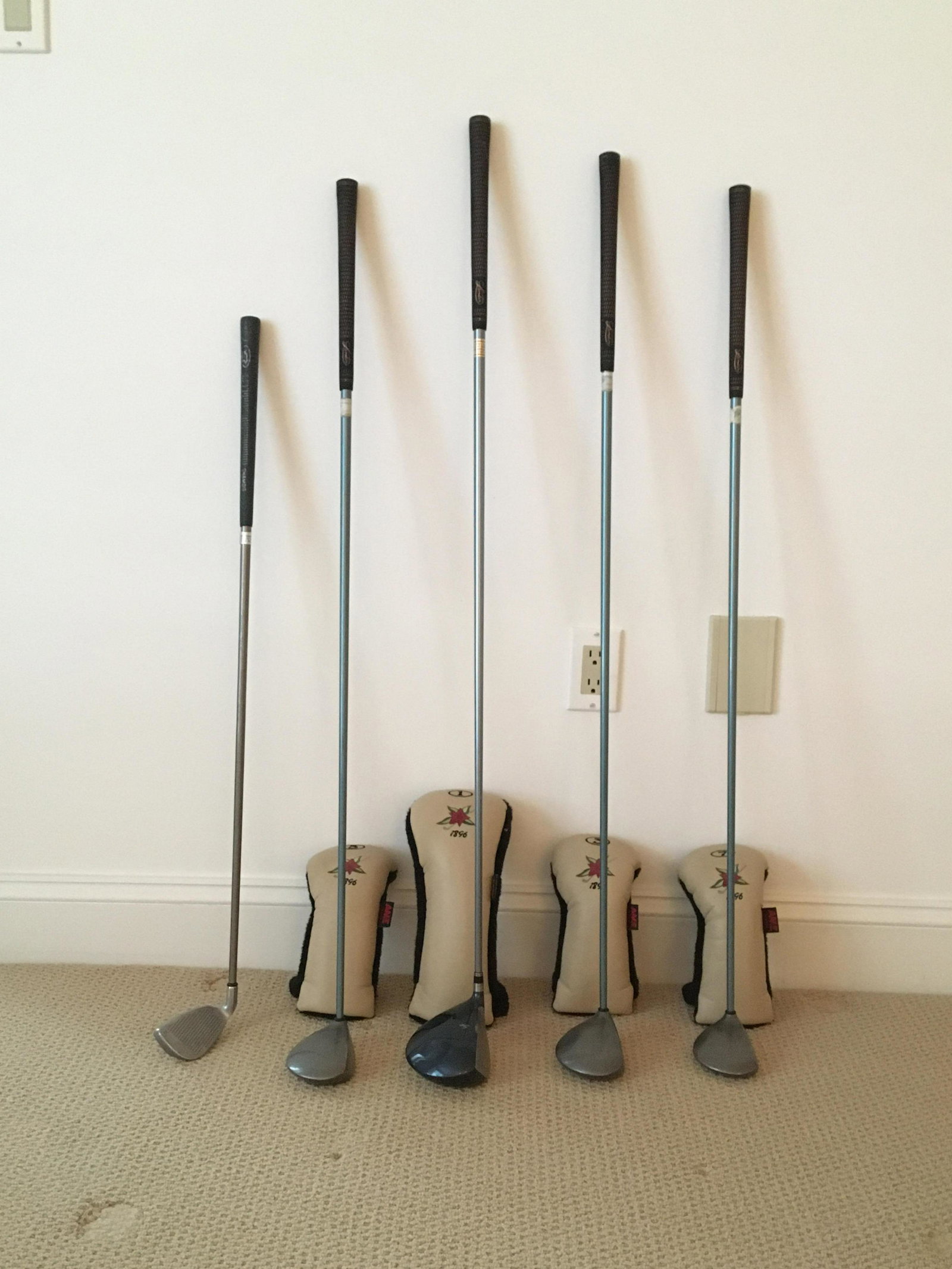 5 Pcs Callaway Golf Clubs: Includes: Pitching wedge, 5 wood hybrid, King Cobra driver, 3 wood hybrid, 7 wood hybrid. With club covers. CONDITION: Good, some wear as expected with use.