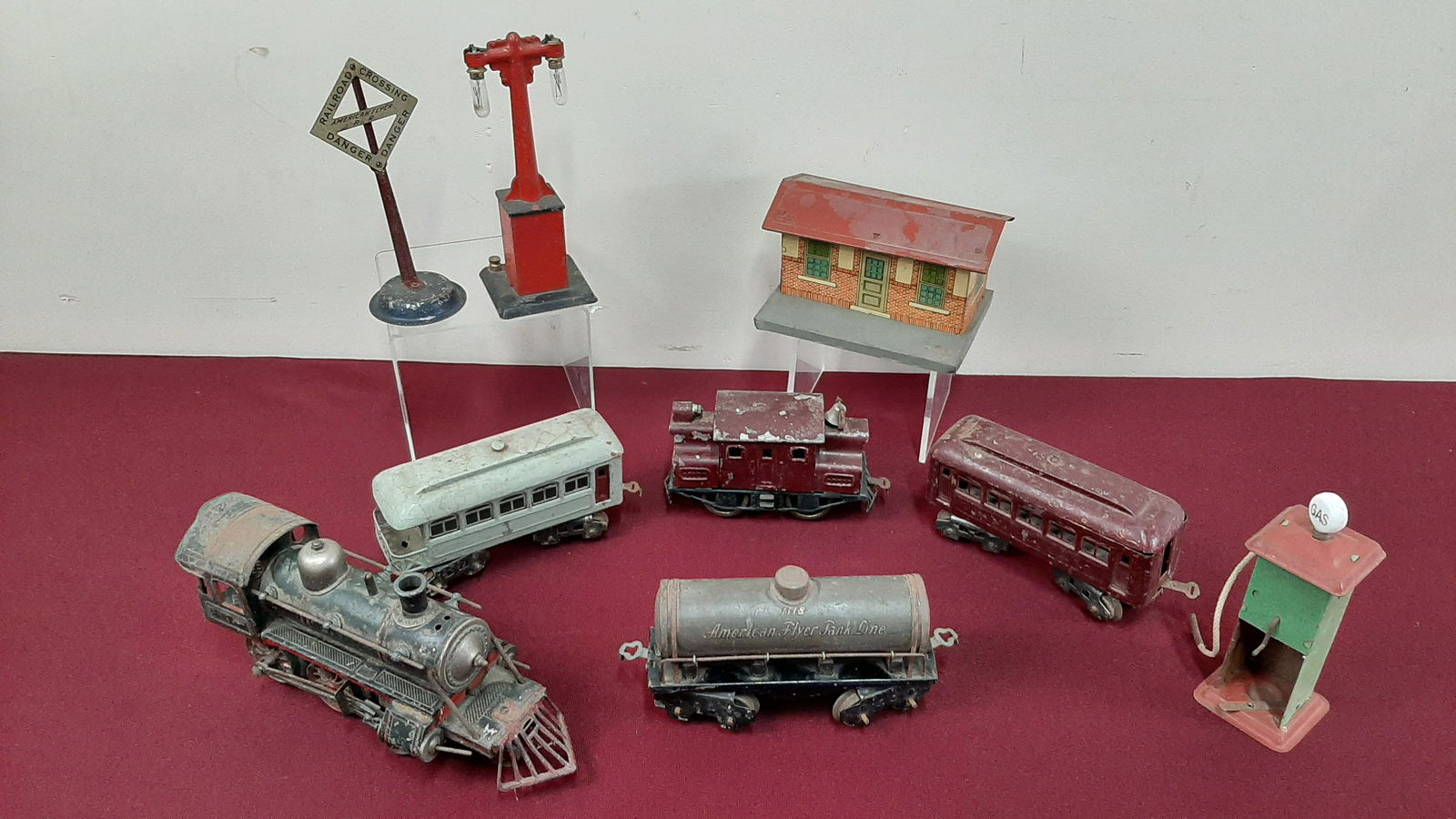 9 Pcs Trains and Accessories Incl. American Flyer (1 of 5)
