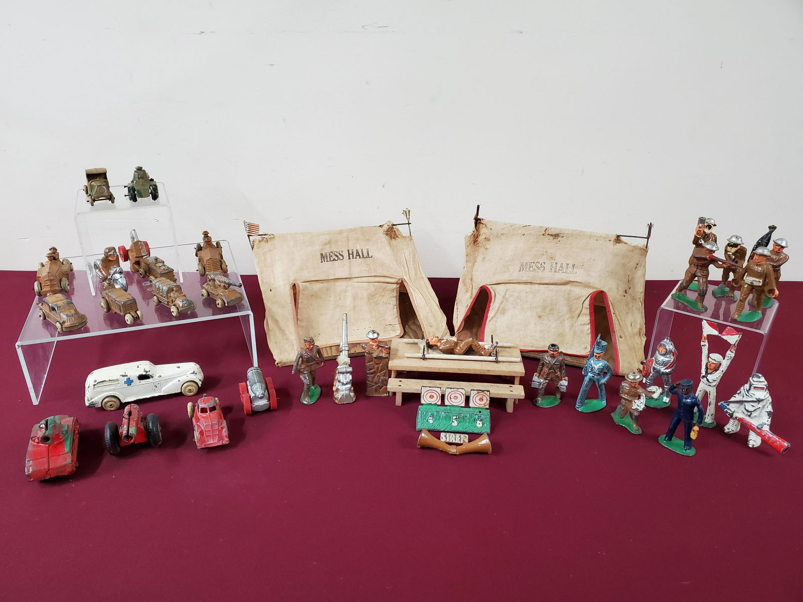 40 Pcs Toy Soldiers and Mess Halls (1 of 10)