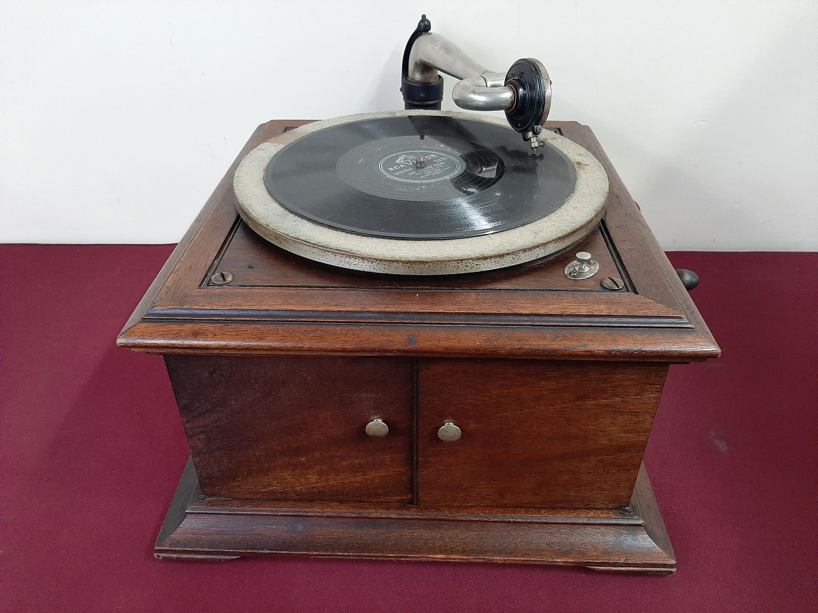 RCA Victor VV-VI Victrola (1 of 2)