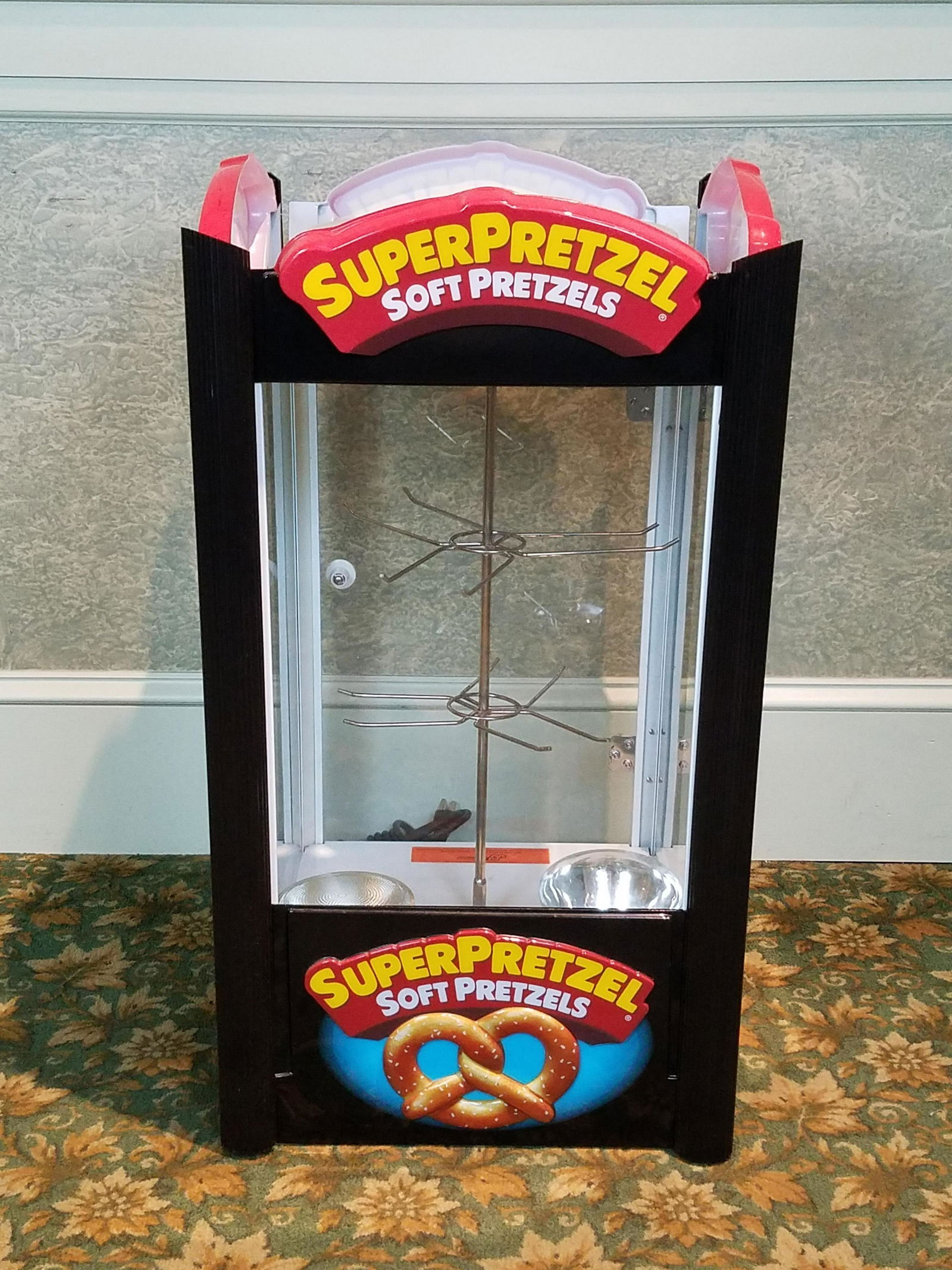 SuperPretzel Soft Pretzel Warmer Model 2000 (1 of 2)