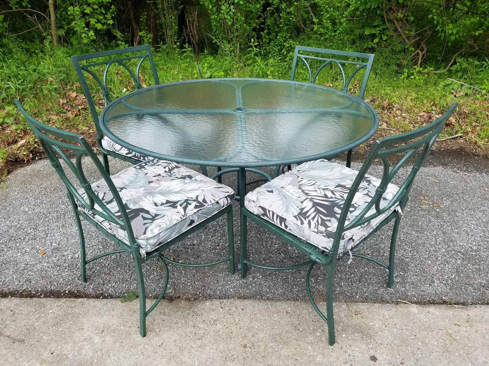 Brown Jordan Round Outdoor Table With Four Chairs (1 of 4)