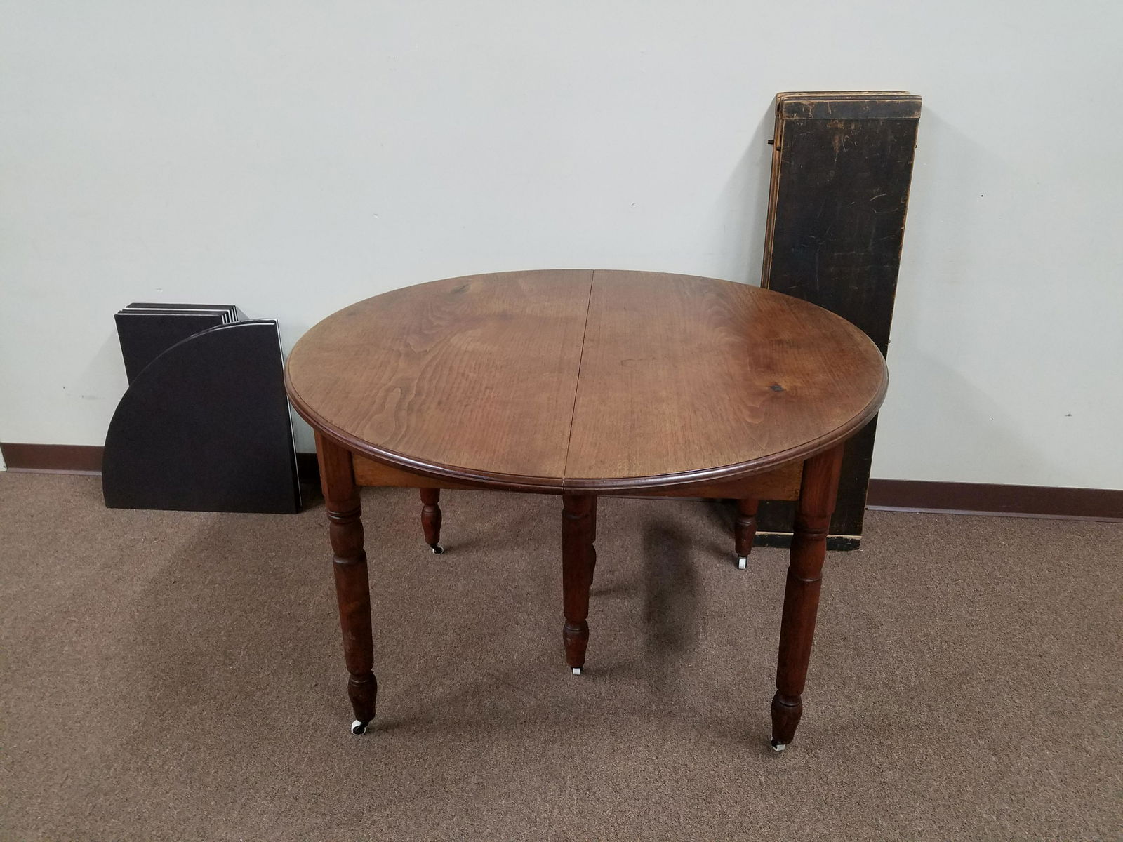 Round Table with 5 Leaves and Pads (1 of 1)