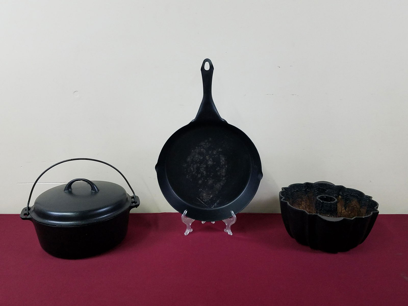 3 Pcs Cast Iron incl Bundt Pan and Dutch Oven (1 of 7)