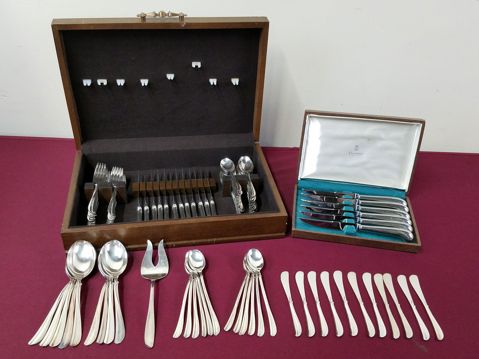 105 Pcs Silverplate and Stainless Flatware (1 of 4)