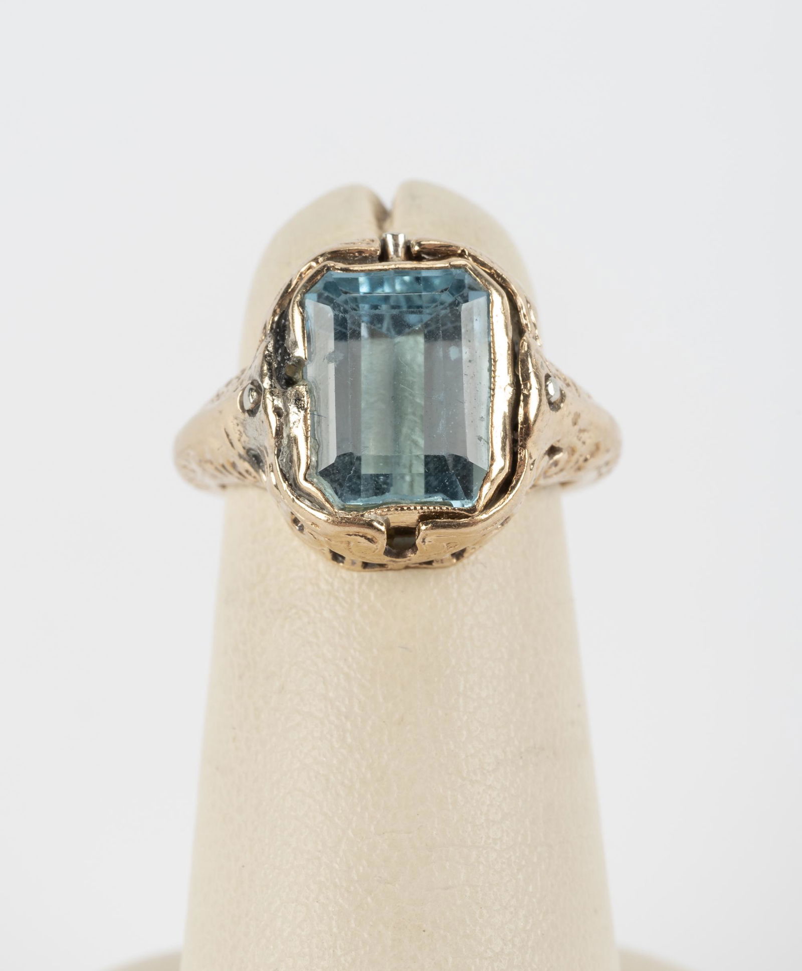 10k Blue Topaz Ring (1 of 2)