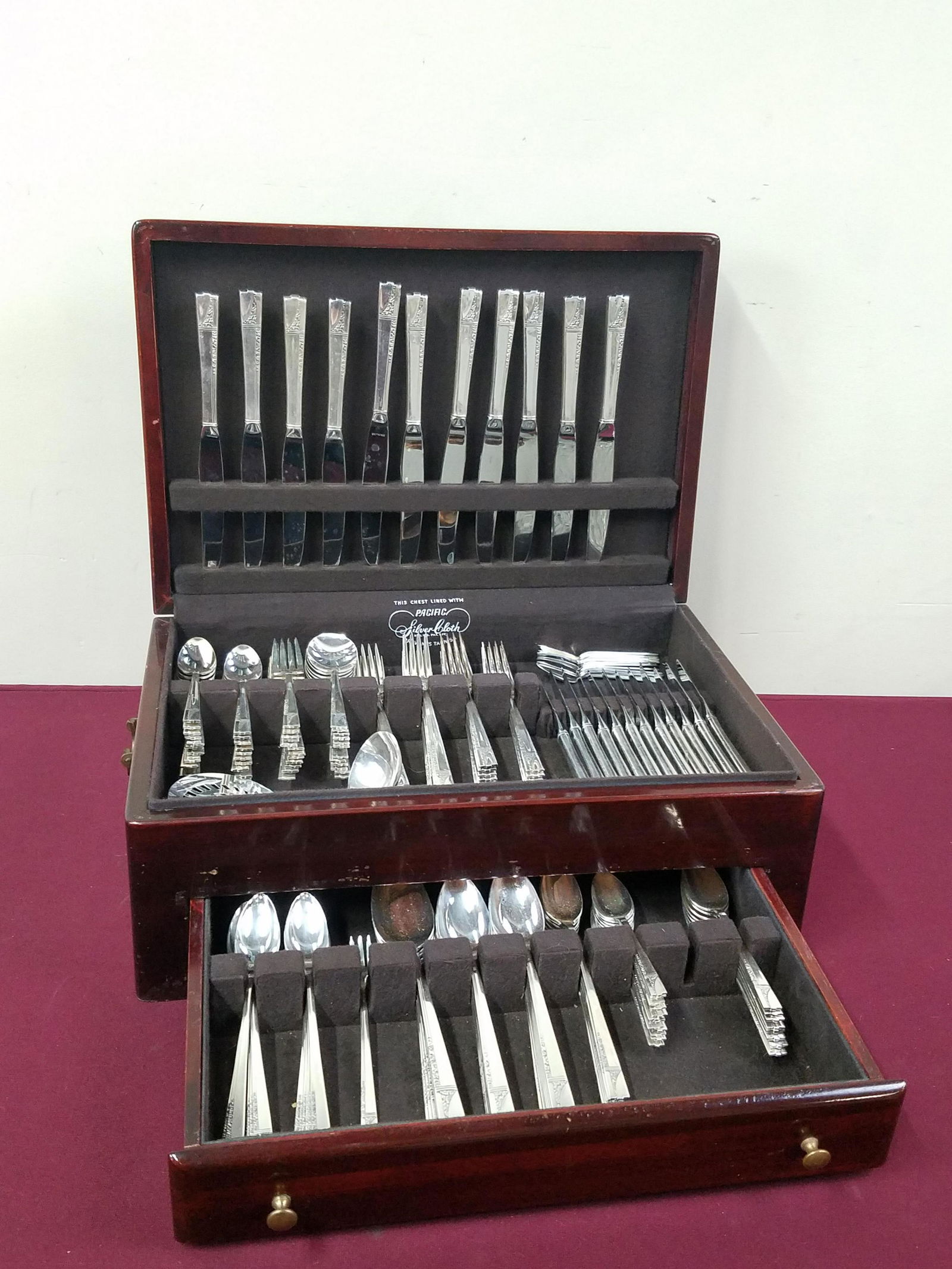 173 PCS Nobility Plate Flatware Chest (1 of 5)