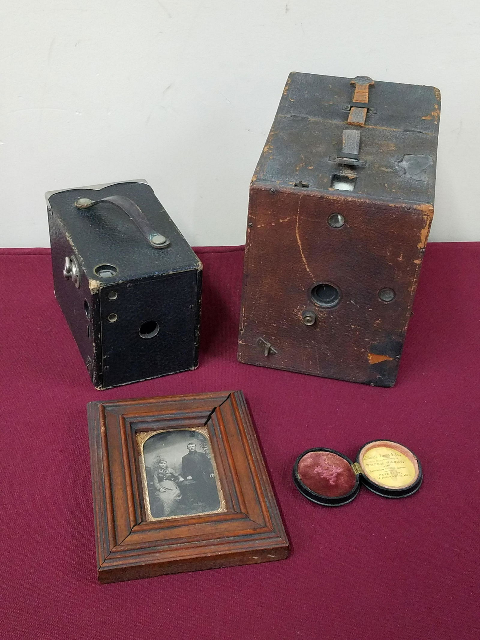 2 Antique Cameras, Union Case and Framed Photo (1 of 6)