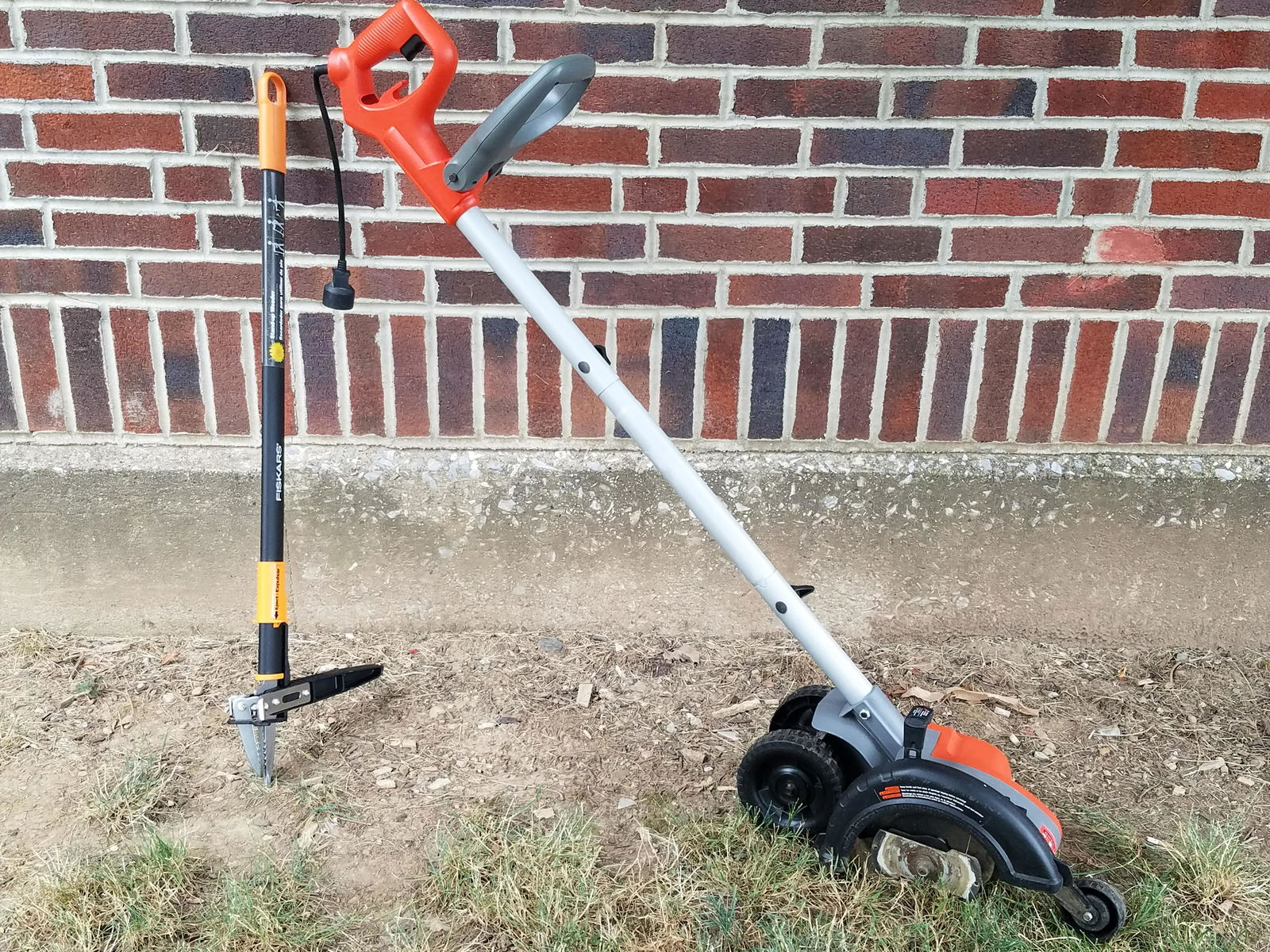 EdgeHog Edger and Fiskars Stand Up Weeder (1 of 3)