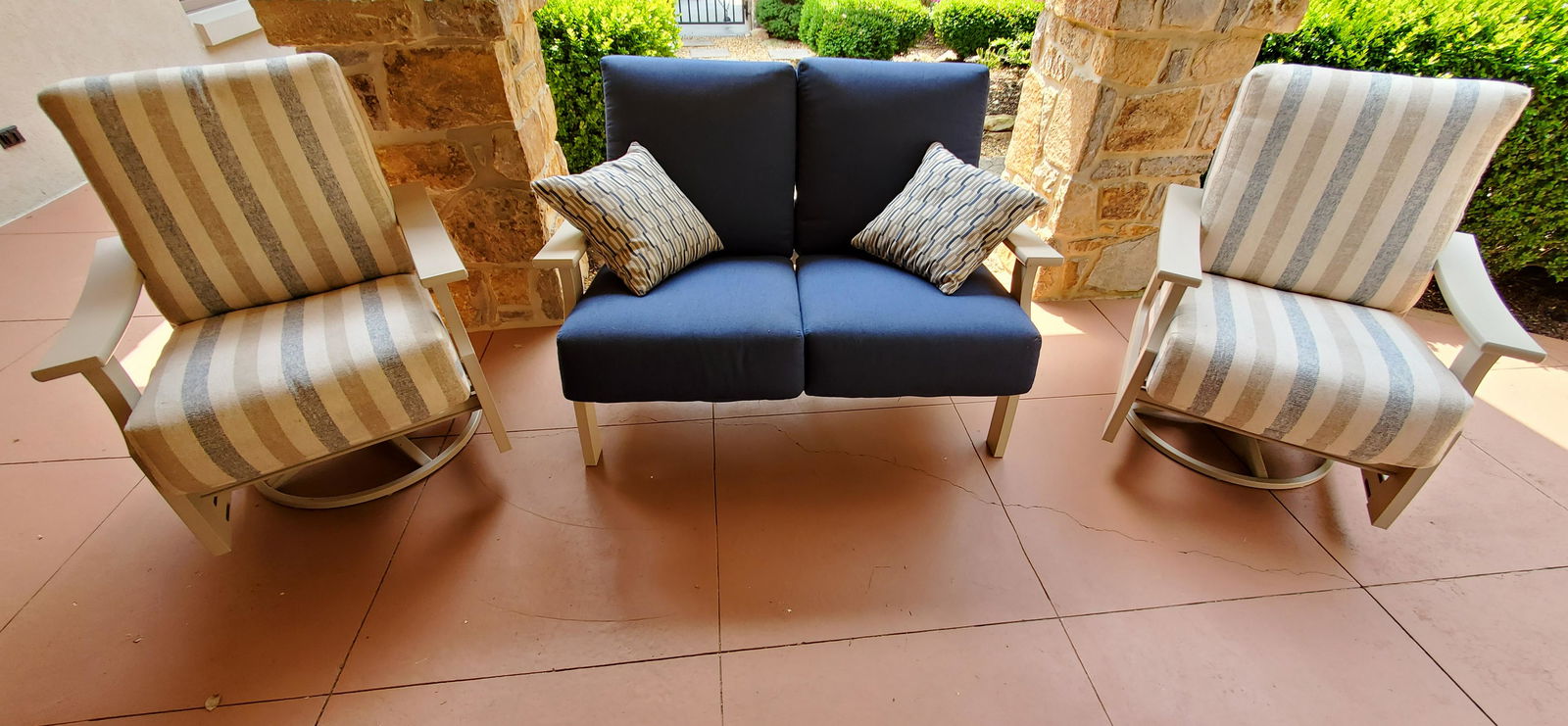 Outdoor Settee with 2 Metal Rockers (1 of 1)