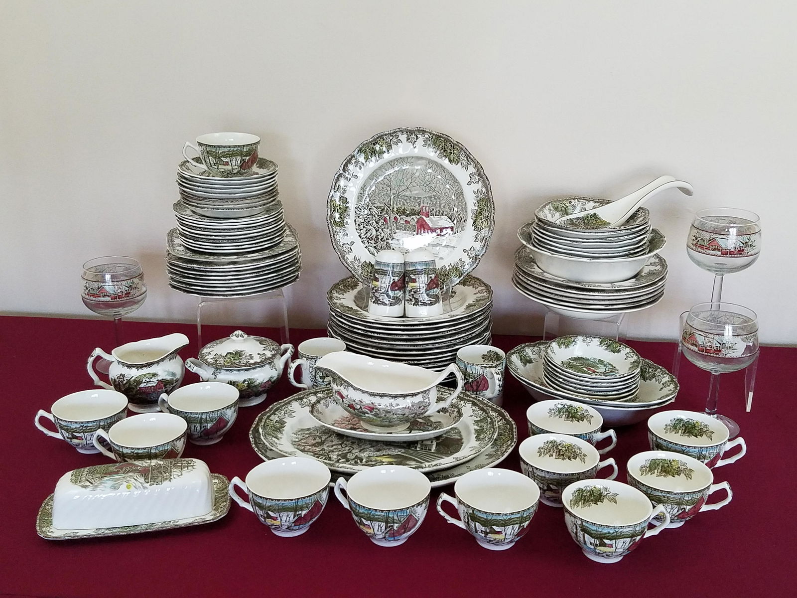 91 Pcs The Friendly Village Johnson Bro Dinnerware (1 of 6)