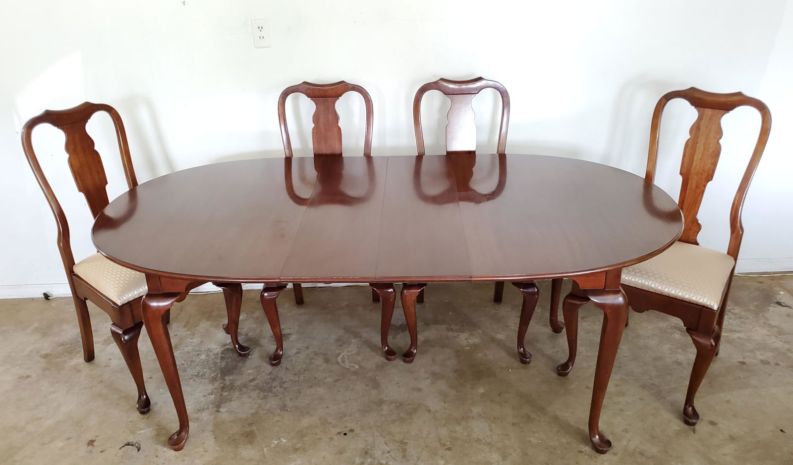 Pennsylvania House Table with 2 Leaves & 4 Chairs (1 of 5)