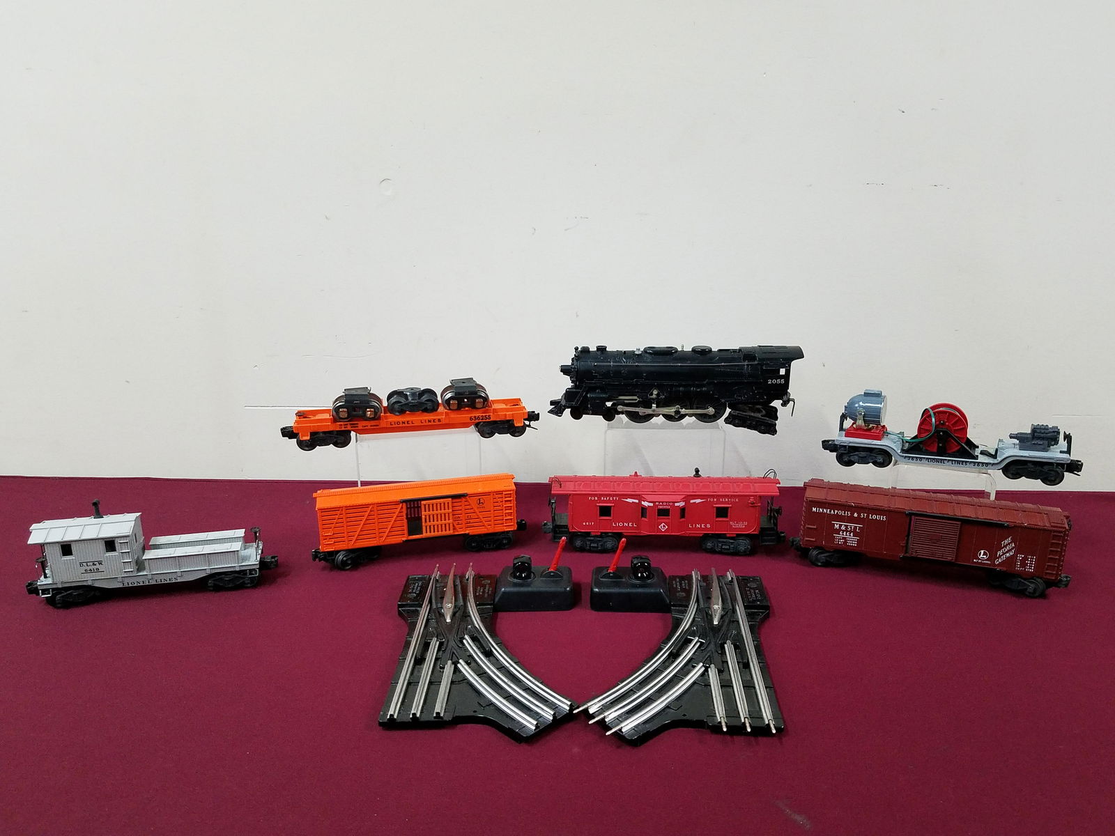 7 Lionel Trains incl Engine and Track (1 of 9)