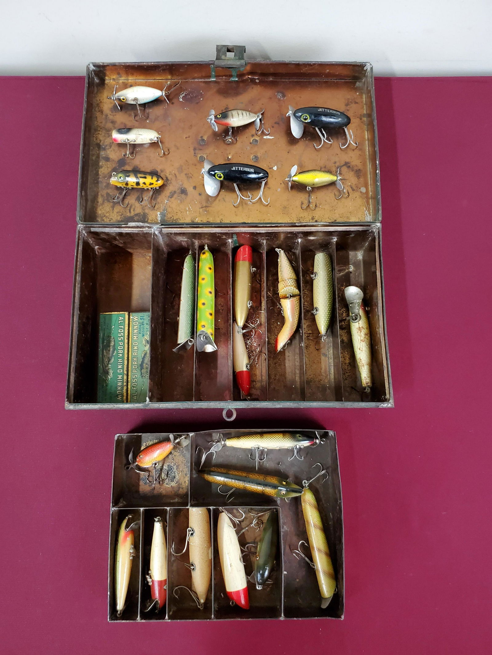 Antique Tackle Box & 23 Lures (1 of 2)