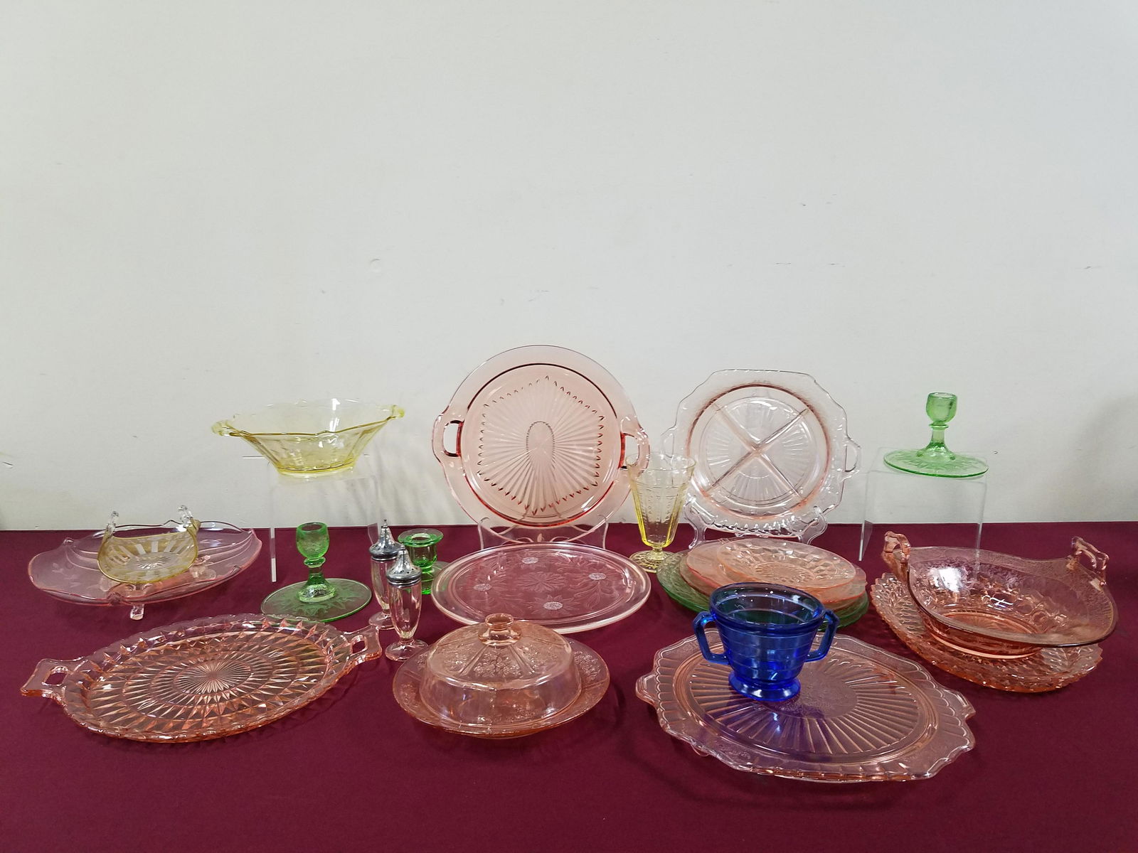 23 Pcs Depression Glass incl Covered Dish (1 of 3)