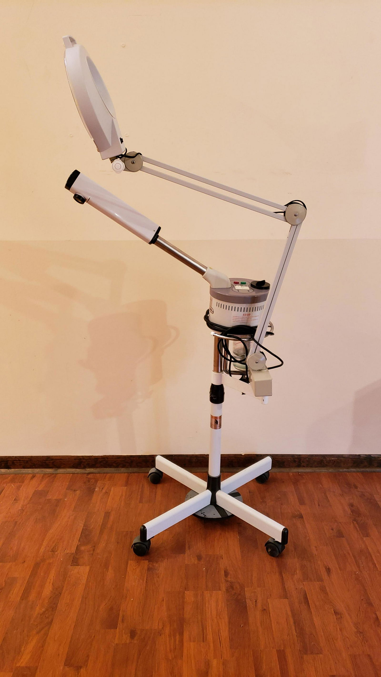 Facial Ozone Steamer And 5 Diopter Magnifying Lamp (1 of 3)