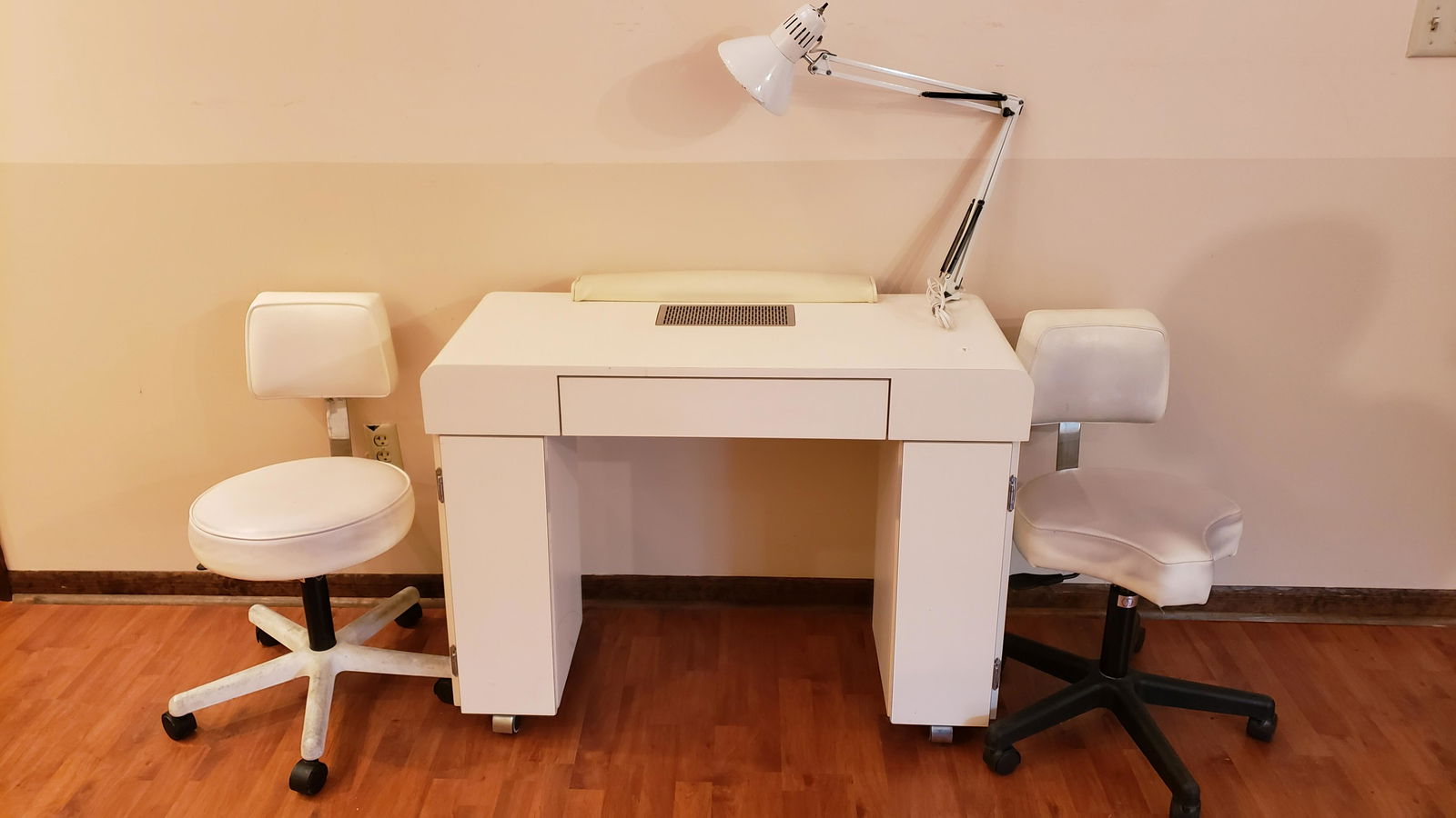 Manicurist Table with 2 Silhouet-Tone Chairs (1 of 4)