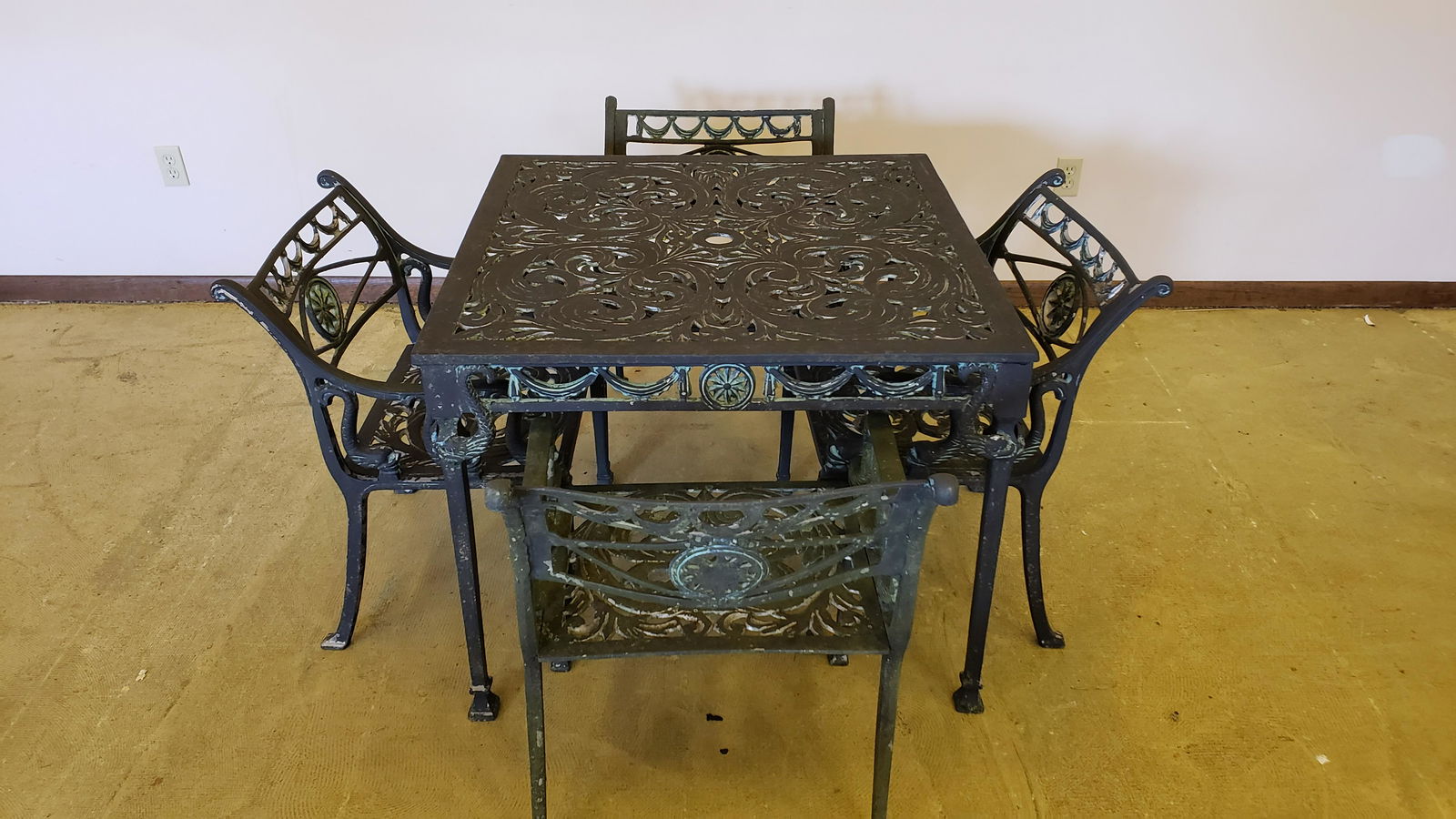 Outdoor Cast Metal Table with 4 Chairs (1 of 4)