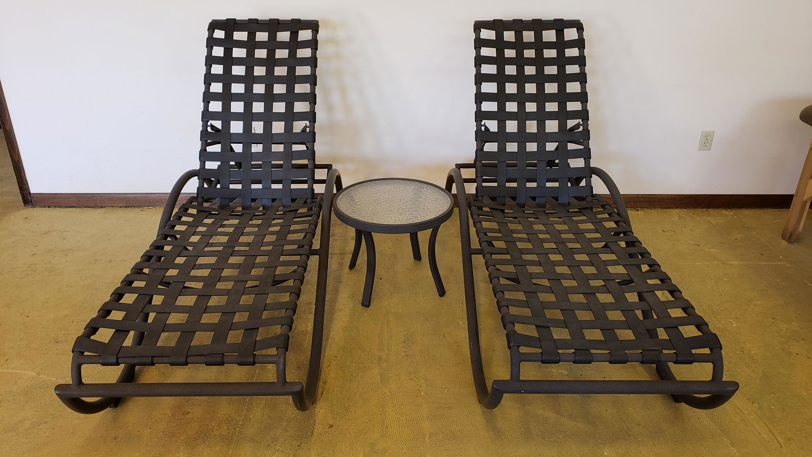 2 Tropitone Lounge Chairs with Side Table (1 of 6)
