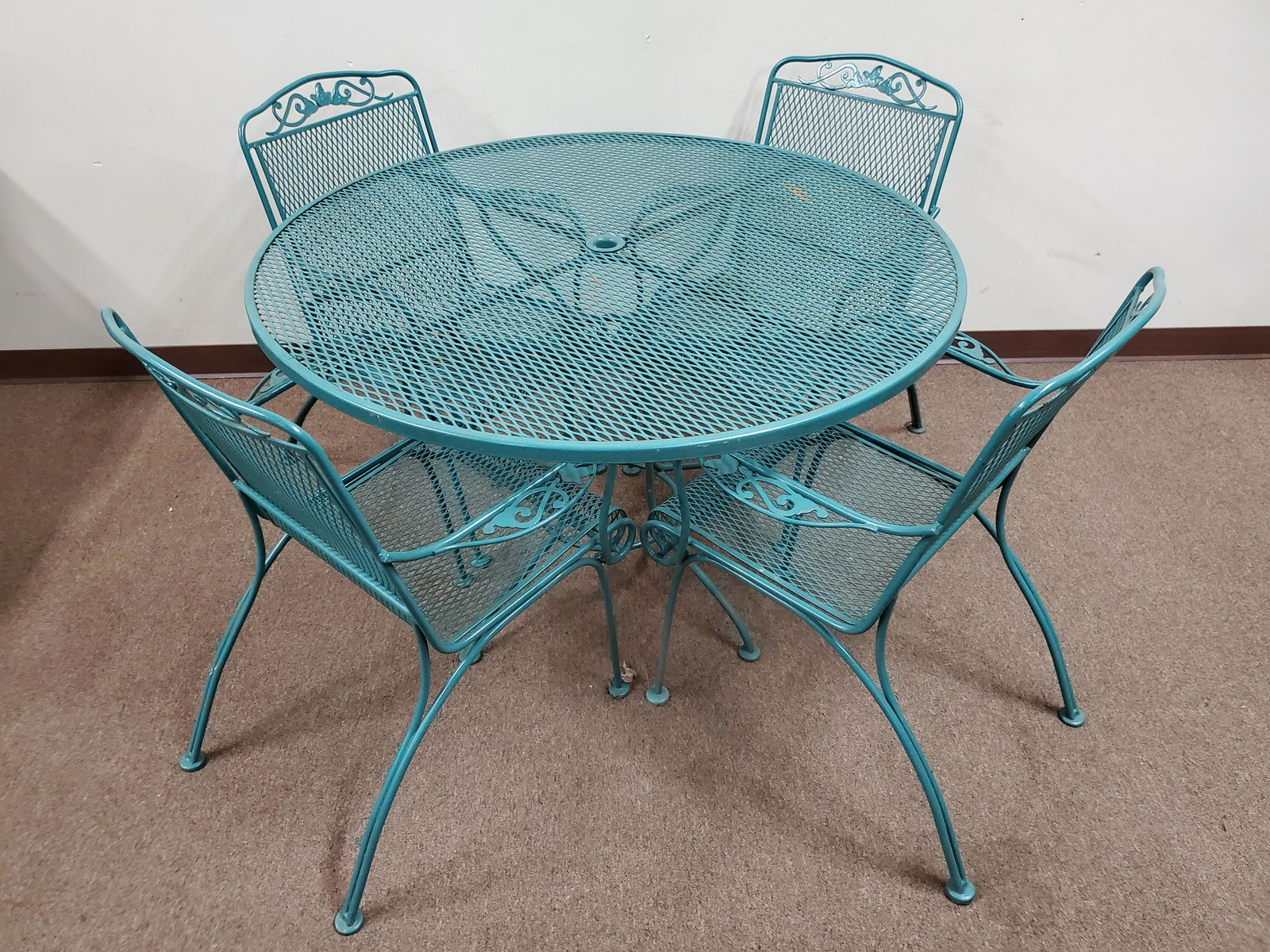 Metal Outdoor Table With 4 Chairs (1 of 3)