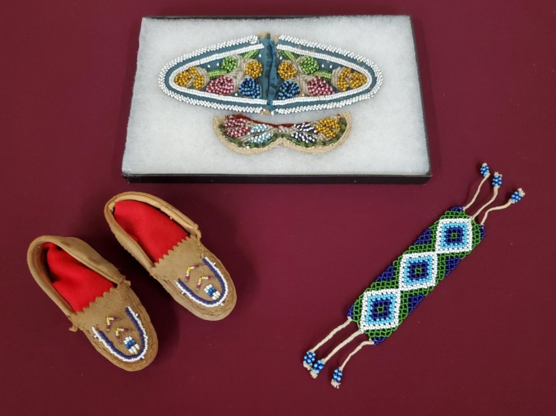 4 Pcs Native American Beadwork & Moccasins (1 of 1)