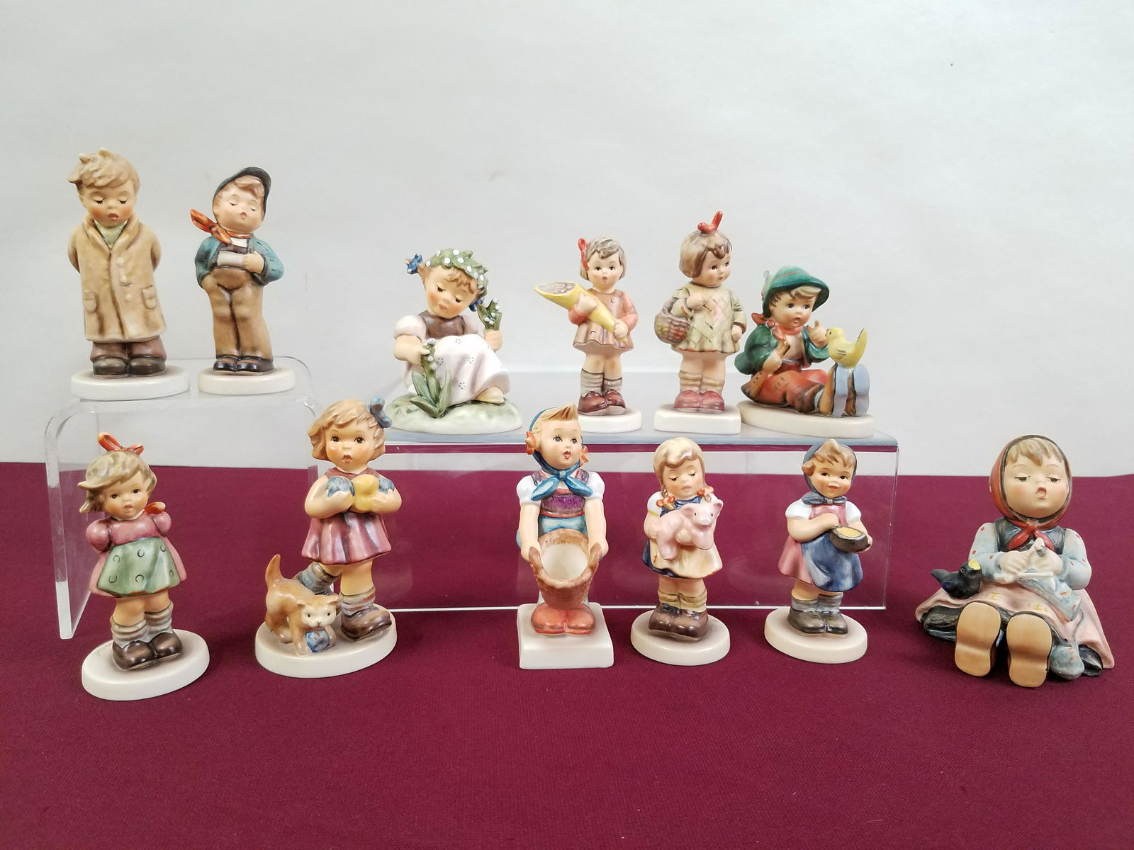12 Hummel Figurines incl Little Knitter (1 of 9)