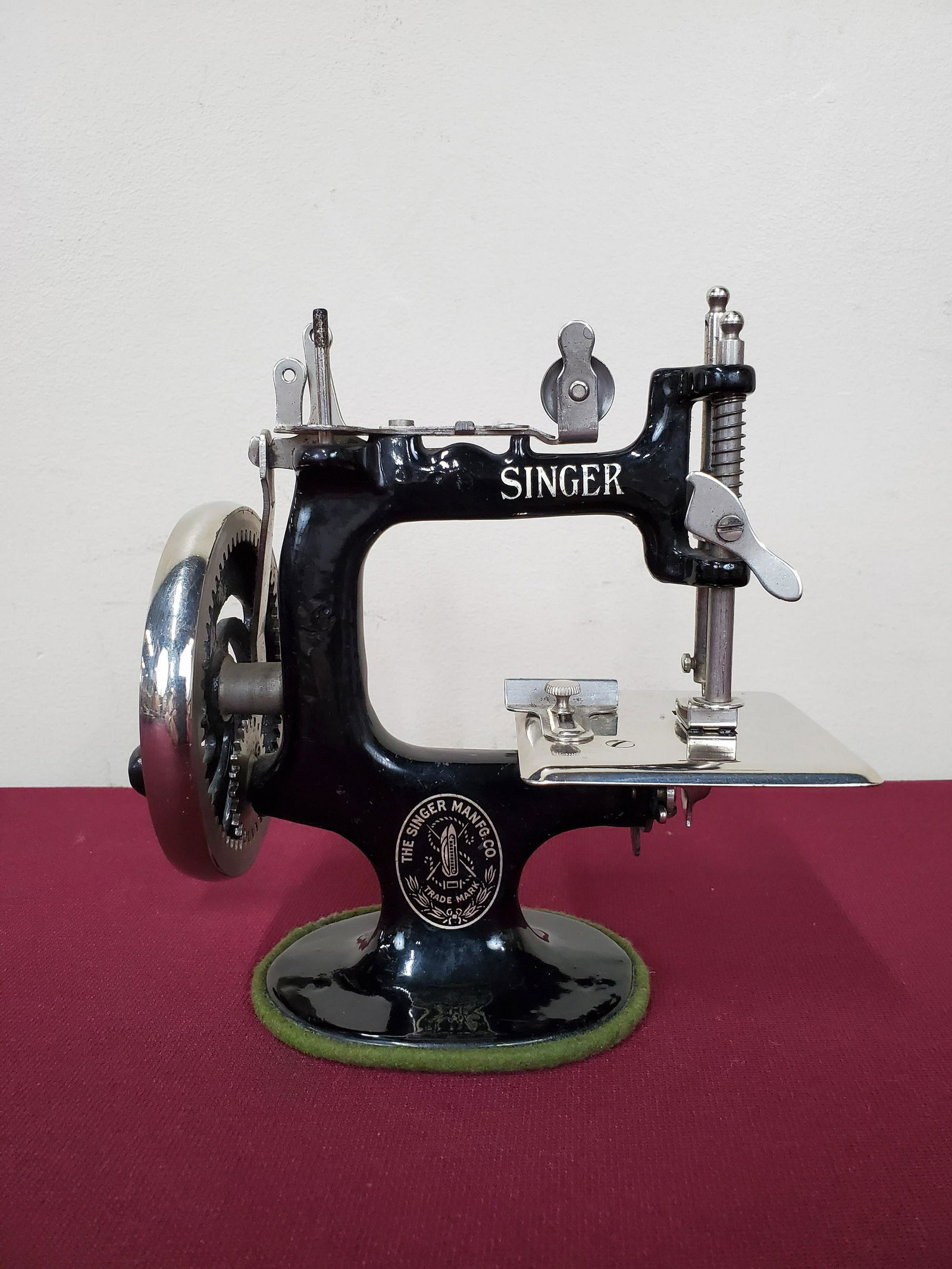 Child's Singer Sewing Machine (1 of 5)