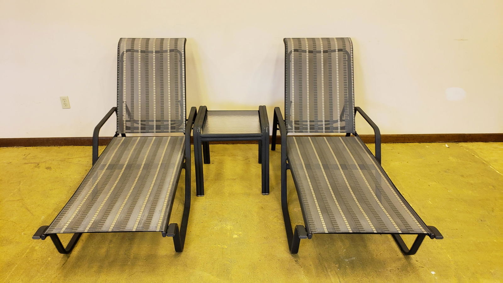 2 Lounge Chairs with Winston Side Table (1 of 3)