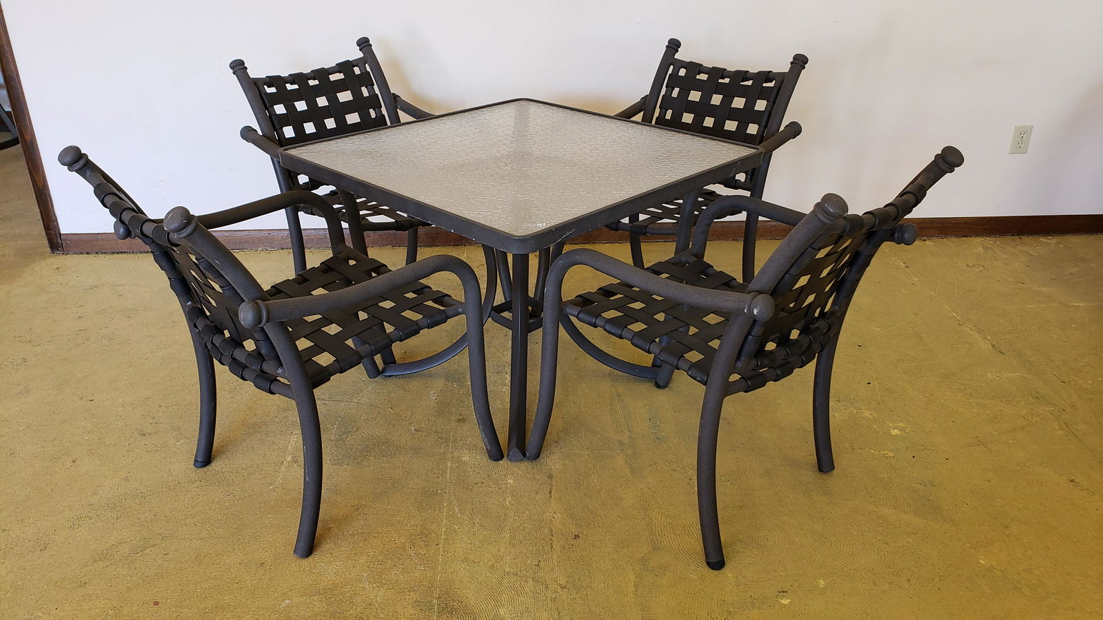 Tropitone Outdoor Table and 4 Chairs (1 of 8)