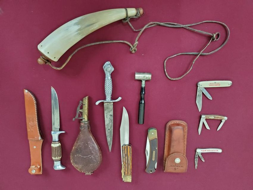 10 Pcs Vintage Hunters Horn & Accessories (1 of 4)