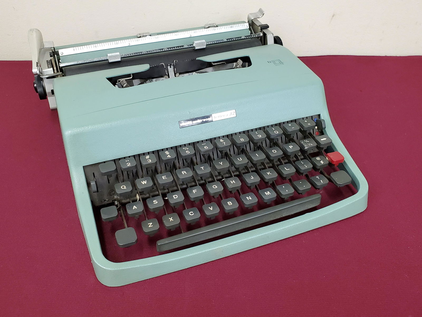 Olivetti Underwood Lettera Typewriter (1 of 3)