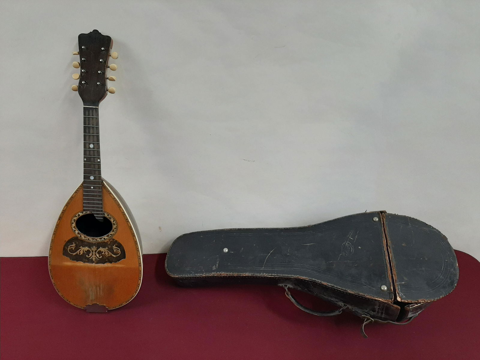 A. Galiano Bowlback Mandolin (1 of 8)